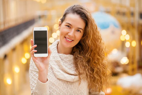 Ung vacker flicka visar smarta telefonens skärm — Stockfoto