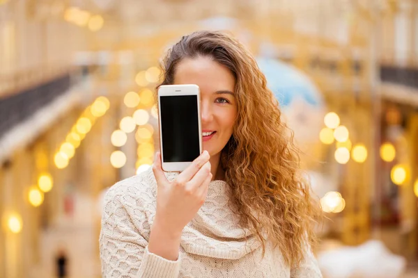 Ung vacker flicka visar smarta telefonens skärm — Stockfoto