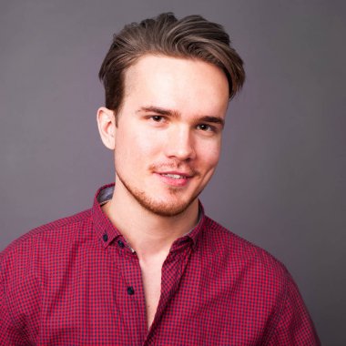 Karanlık bir arka plan üzerinde genç adam portresi stüdyo