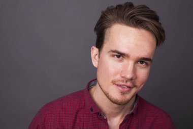 Karanlık bir arka plan üzerinde genç adam portresi stüdyo