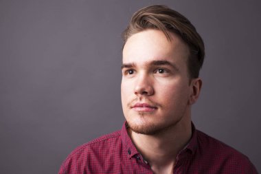 Karanlık bir arka plan üzerinde genç adam portresi stüdyo