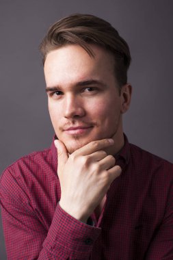 Karanlık bir arka plan üzerinde genç adam portresi stüdyo