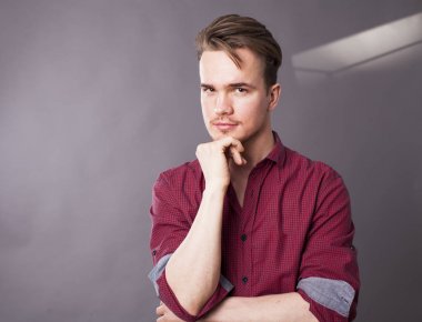 Karanlık bir arka plan üzerinde genç adam portresi stüdyo