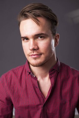 Karanlık bir arka plan üzerinde genç adam portresi stüdyo