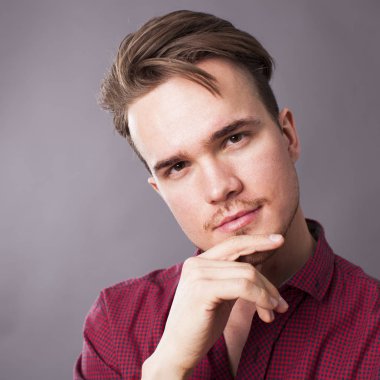 Karanlık bir arka plan üzerinde genç adam portresi stüdyo