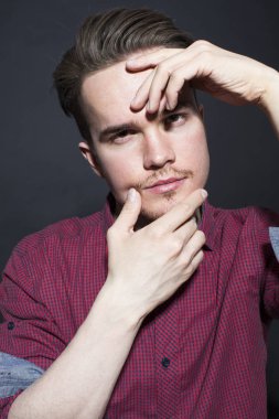 Karanlık bir arka plan üzerinde genç adam portresi stüdyo