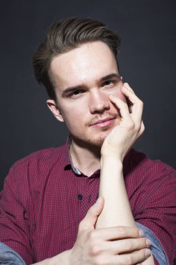 Karanlık bir arka plan üzerinde genç adam portresi stüdyo