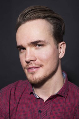 Karanlık bir arka plan üzerinde genç adam portresi stüdyo