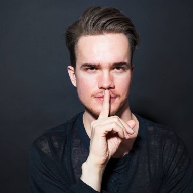 genç adam sessizlik jest gösterilen