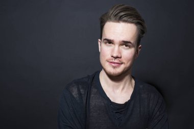 Karanlık bir arka plan üzerinde genç adam portresi stüdyo