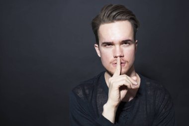 genç adam sessizlik jest gösterilen