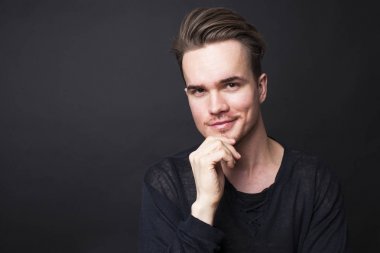 Karanlık bir arka plan üzerinde genç adam portresi stüdyo