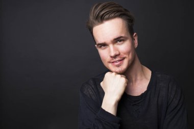 Karanlık bir arka plan üzerinde genç adam portresi stüdyo