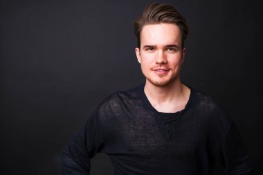 Karanlık bir arka plan üzerinde genç adam portresi stüdyo