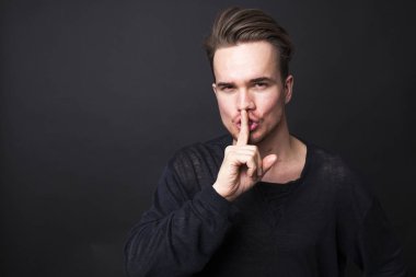 genç adam sessizlik jest gösterilen