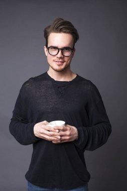 Büyük gözlüklü genç bir adam portresi stüdyo