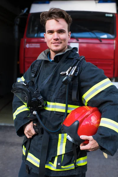 Retrato Cerca Joven Bombero Fondo Camión Bomberos —  Fotos de Stock