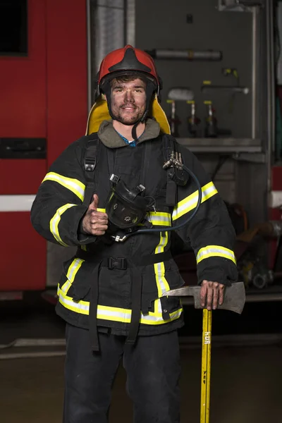 Gros Plan Portrait Jeune Pompier Sur Fond Camion Pompiers — Photo