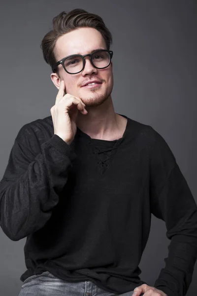 大きなメガネの若い男のスタジオ ポートレート — ストック写真