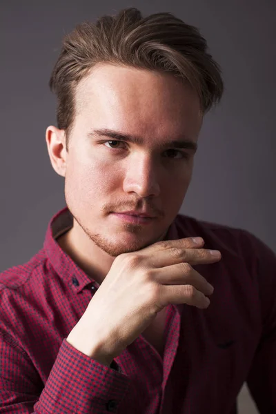 Studio portret van een jongeman op een donkere achtergrond — Stockfoto