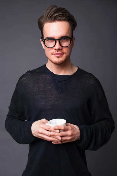 Студийный портрет молодого человека в больших очках — стоковое фото