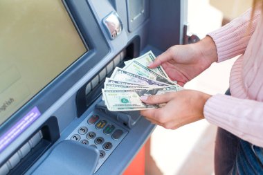 Kadın eli açık banka Atm para çekme
