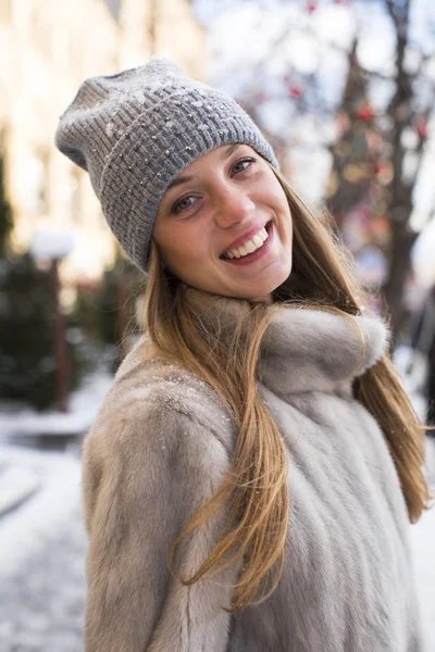 Porträtt på nära håll av unga vackra glad kvinna — Stockfoto