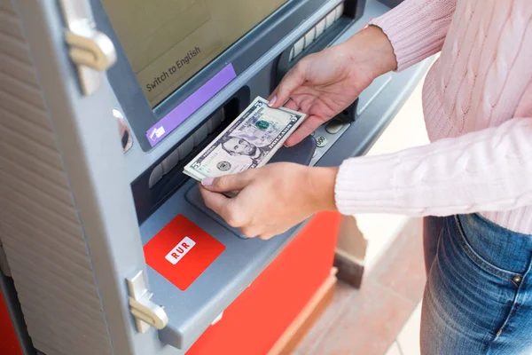 Perempuan tangan menarik uang dari ATM bank luar — Stok Foto