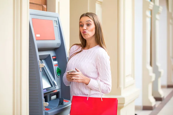 Femme blonde en arrière-plan dans le centre commercial ATM — Photo