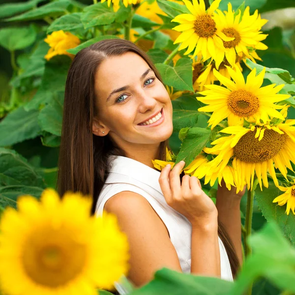 Glückliche Frau mit Sonnenblumen — Stockfoto