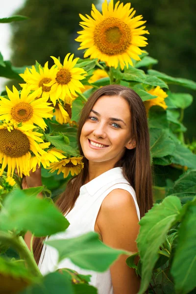 Szczęśliwa kobieta z słoneczniki — Zdjęcie stockowe