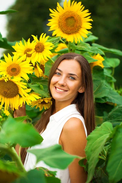 Mulher feliz com girassóis — Fotografia de Stock