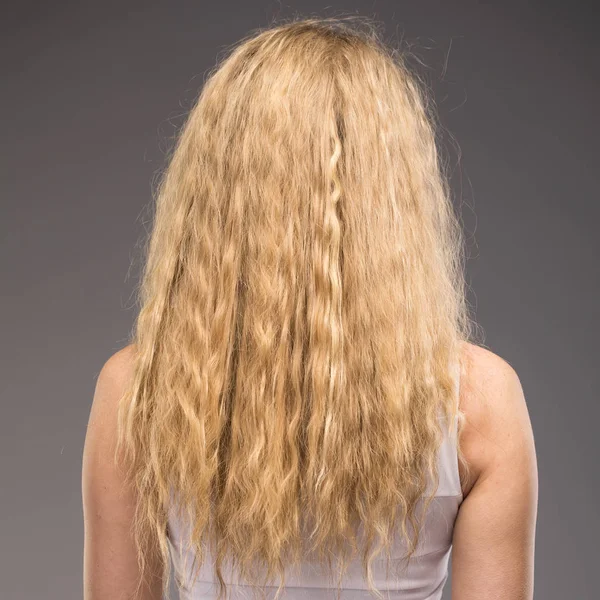 Vrouwelijke lang golvend blond haar — Stockfoto