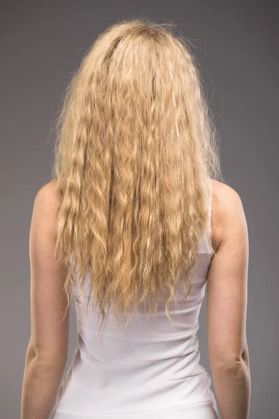 Vrouwelijke lang golvend blond haar — Stockfoto