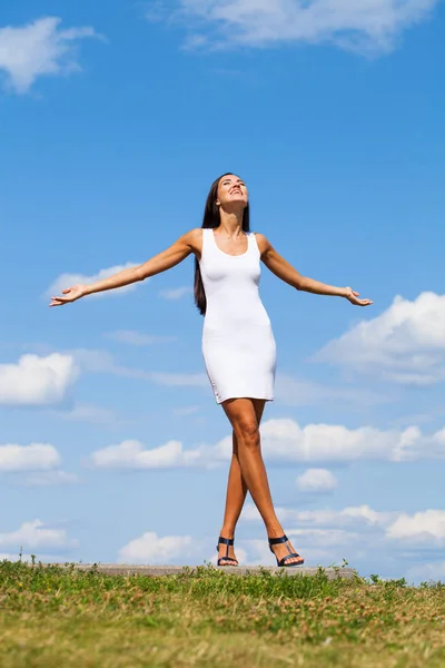 Retrato em pleno crescimento, jovem bela mulher morena em branco — Fotografia de Stock