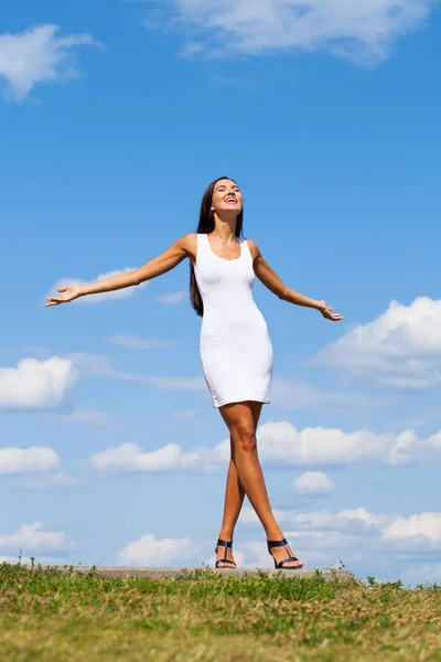 Retrato en pleno crecimiento, joven hermosa mujer morena en blanco — Foto de Stock