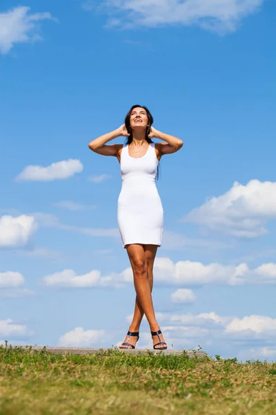 Retrato en pleno crecimiento, joven hermosa mujer morena en blanco — Foto de Stock