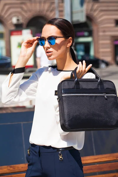 Young brunette woman — Stock Photo, Image