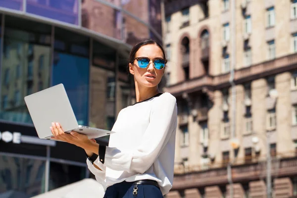 Joven hermosa mujer de negocios que trabaja en el ordenador portátil, calle de verano — Foto de Stock