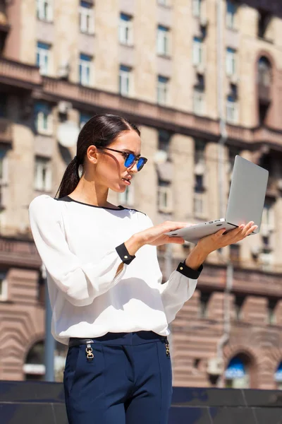 Ung vacker affärskvinna som arbetar på laptop, sommar street — Stockfoto