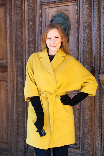 Potret seorang wanita cantik muda dengan mantel kuning — Stok Foto