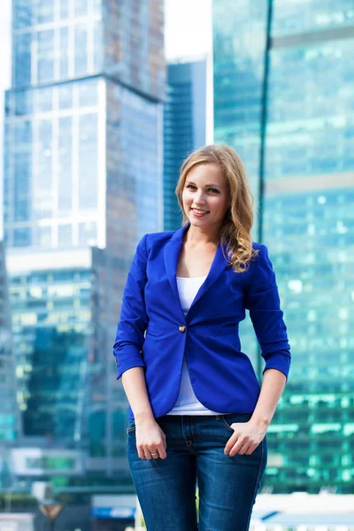 Retrato de cerca de la joven hermosa mujer rubia en chaqueta azul — Foto de Stock