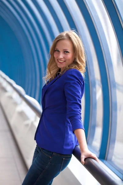 Porträt einer jungen schönen blonden Frau in blauer Jacke — Stockfoto