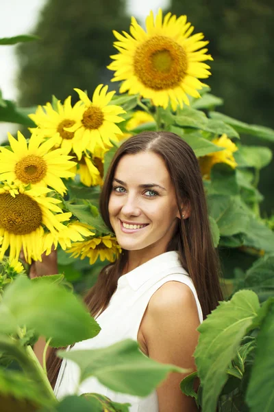 Glad kvinna med solrosor — Stockfoto