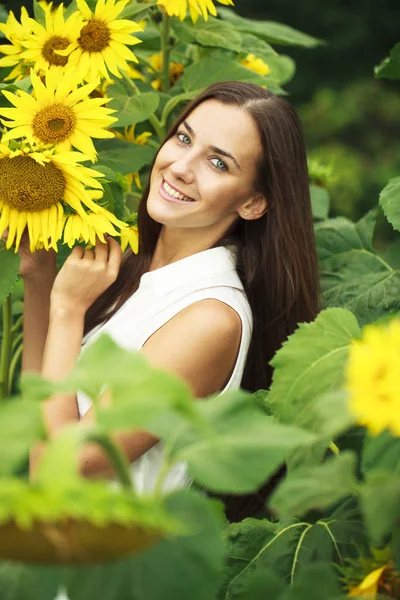 Happy woman with sunflowers — Stock Photo, Image