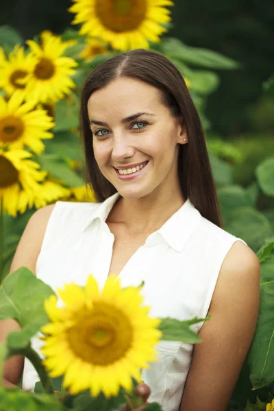 Šťastná žena se slunečnicemi — Stock fotografie