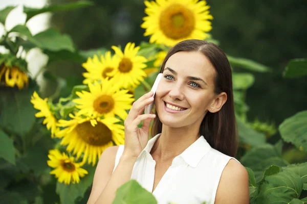 Närbild porträtt av vacker glad kvinna med solros — Stockfoto