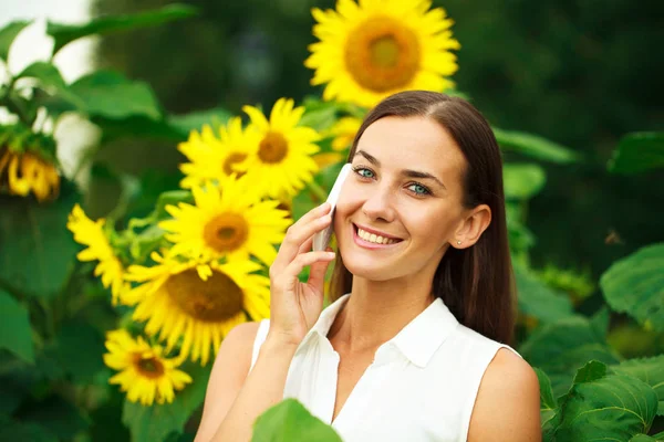 Close-up portret van mooie vrolijke vrouw met zonnebloemen — Stockfoto