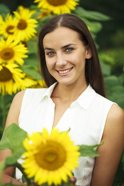 Glückliche Frau mit Sonnenblumen — Stockfoto