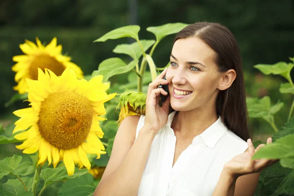 Close-up portret van mooie vrolijke vrouw met zonnebloemen — Stockfoto